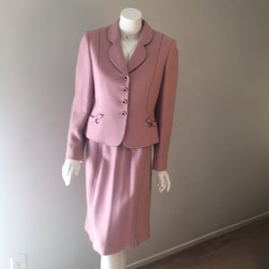 Tahari Beautiful daytime to evening wool suit!